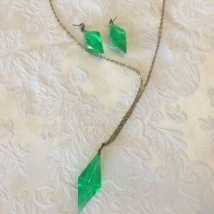 Vintage 70s green lucite pendant with matching drop earrings.